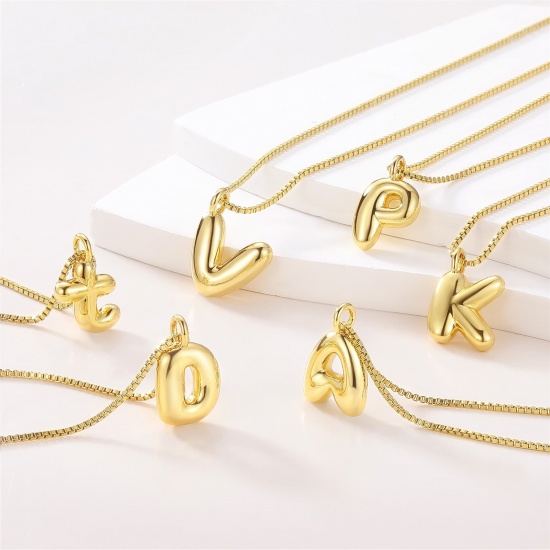 Immagine di Lettera Maiuscola Messaggio " A-Z " Collana con Ciondolo All'Ingrosso, 18K Vero Oro Placcato Ottone Catena a Casella, Donne PVD Ecologica Impermeabile Anti-Ossidante Ipoallergenico Squisito Elegante Regalo Gioielli Per Rivenditore, 40cm + 5cm Lunghezza, 1 Pz