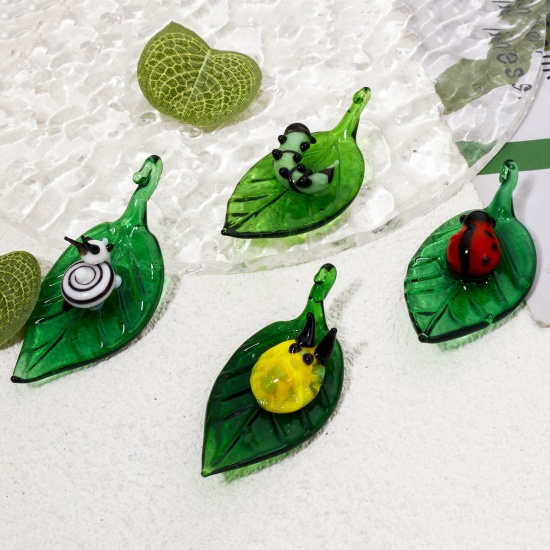 Image de 1 Pièce Pendentifs Insecte en Verre au Chalumeau Feuille Vert 3D 5cm x 2.4cm