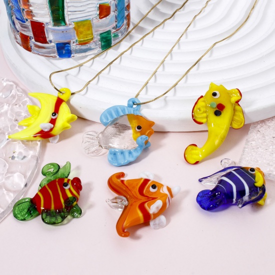 Image de 1 Pièce Pendentifs Bijoux d'Océan en Verre au Chalumeau Poisson Multicolore Rayées 3D