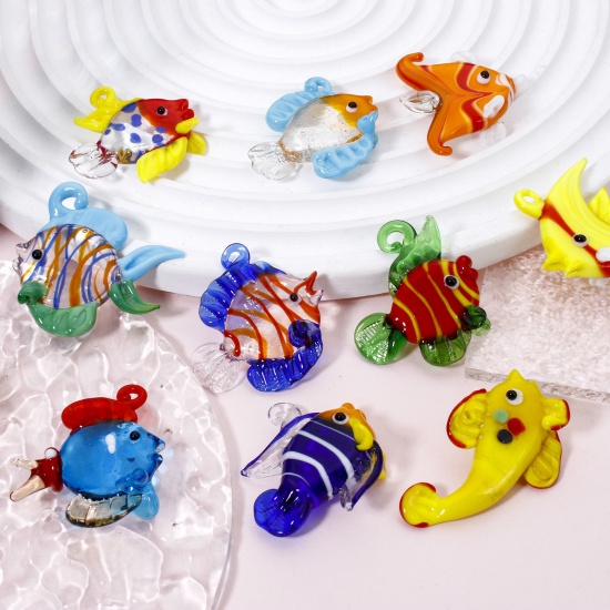 Image de 1 Pièce Pendentifs Bijoux d'Océan en Verre au Chalumeau Poisson Multicolore Rayées 3D