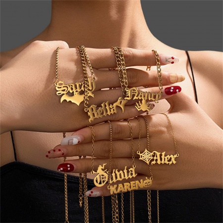 1 Strang 304 Edelstahl Halloween Personalisierte Namenskette Personalisierter Buchstaben-Charm-Anhänger 45cm lang