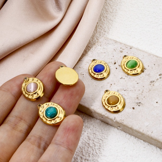 Bild von Umweltfreundliche Vakuumbeschichtung 304 Edelstahl Gehämmert Charms Oval 18K Echtgold plattiert Bunt Mit synthetischen Edelstein Cabochons 18mm x 12mm
