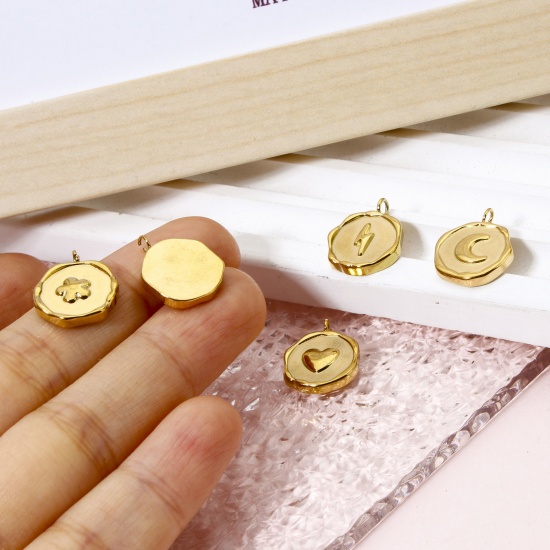 Immagine di 2 Pz Placcatura Sottovuoto PVD Ecologica 304 Acciaio Inossidabile San Valentino Ciondoli Tondo 18K Vero Oro Placcato Luna 16mm x 13mm