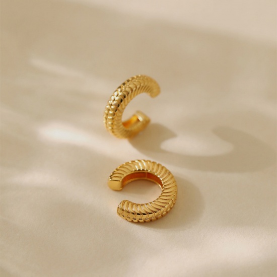 Image de 1 Paire Boucles d'Oreille pour Cartilage Simple en Laiton Respectueux de la Nature À la Mode Forme de C Texture Plaqué Or Véritable 18K Pour Femmes