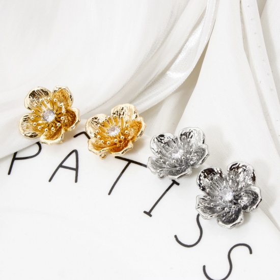 Immagine di 2 Pz Ecologico Ottone Collezione Flora Orecchini a Perno Vero Oro Placcato Fiore Trasparente Cubic Zirconiae Con Loop 21mm x 21mm