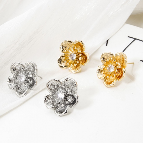 Immagine di 2 Pz Ecologico Ottone Collezione Flora Orecchini a Perno Vero Oro Placcato Fiore Trasparente Cubic Zirconiae Con Loop 21mm x 21mm