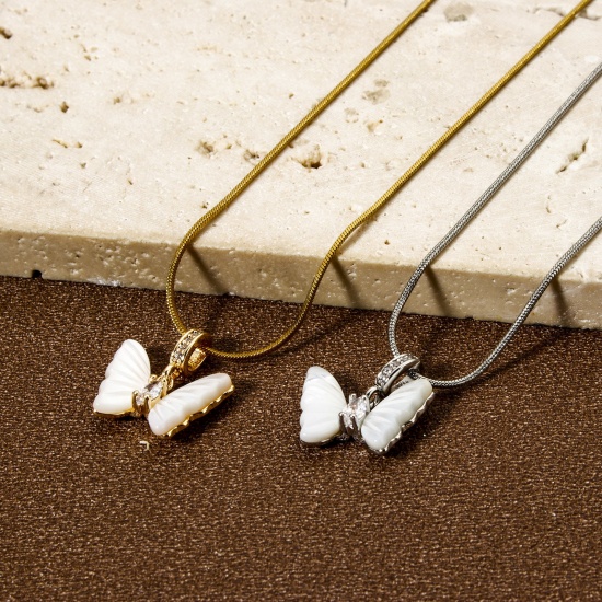 Imagen de 1 Unidad Respetuoso del Medio Ambiente Latón Insecto Colgantes Oro Real Chapado Blanco Mariposa Imitación de Shell Claro Circón Artificial 17mm x 16mm