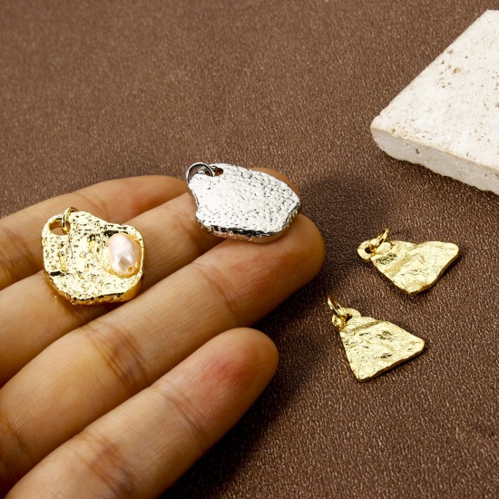 Image de 2 Pcs Breloques Martelage Respectueux de la Nature en Laiton Plaqué Or Véritable Irrégulier Martelage