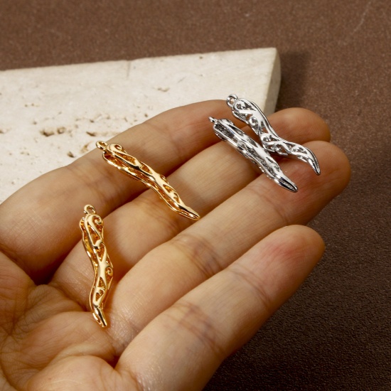 Imagen de 2 Unidades Respetuoso del Medio Ambiente Latón Colección Flora Colgantes Oro Real Chapado chile 3D 29mm x 6mm
