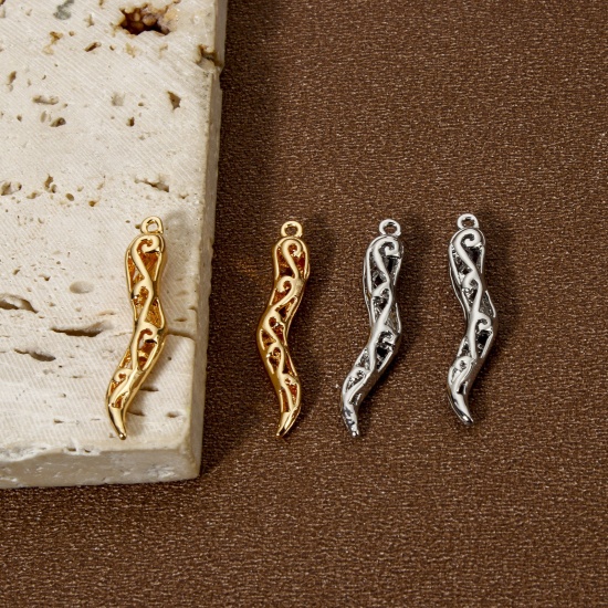 Imagen de 2 Unidades Respetuoso del Medio Ambiente Latón Colección Flora Colgantes Oro Real Chapado chile 3D 29mm x 6mm