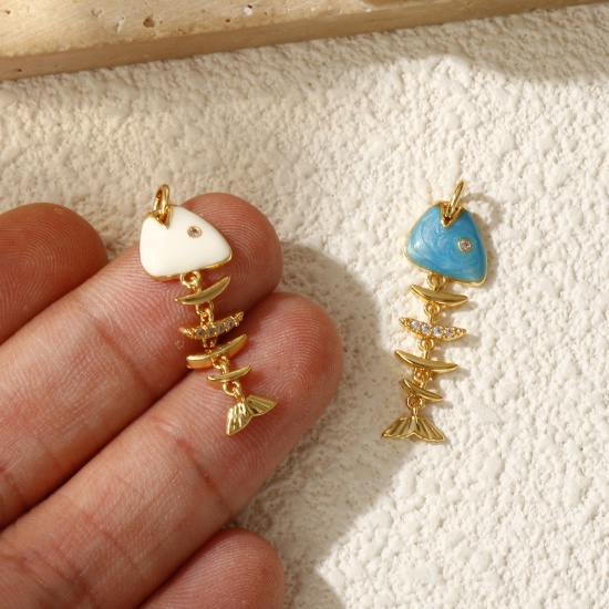 1 個 エコフレンドリー 真鍮 海ジュエリー ペンダント 18Kリアルゴールドメッキ エナメル 魚の骨 可動式 クリア ジルコン 3.1cm x 1cm、 の画像