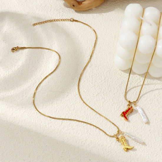 Immagine di 18K Vero Oro Placcato Catena a Serpentina Quadrata Stivale Collana con Ciondolo, Acciaio Inossidabile 304 & Perla Naturale 45cm + 5cm, Per Donne, Smalto 3D, Cowboy dell'Ovest Barocco Regalo, Placcatura Sottovuoto PVD Ecologica, 1 Pz