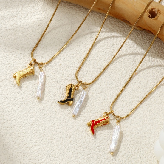 Immagine di 18K Vero Oro Placcato Catena a Serpentina Quadrata Stivale Collana con Ciondolo, Acciaio Inossidabile 304 & Perla Naturale 45cm + 5cm, Per Donne, Smalto 3D, Cowboy dell'Ovest Barocco Regalo, Placcatura Sottovuoto PVD Ecologica, 1 Pz