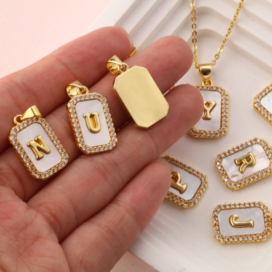 1 個 天然シェル & 真鍮 チャーム ペンダント 18Kゴールドメッキ 白 八辺形 キャピタルレター 文字「 A-Z 」 マイクロパヴェ クリア ジルコン 23mm x 12mm、 の画像