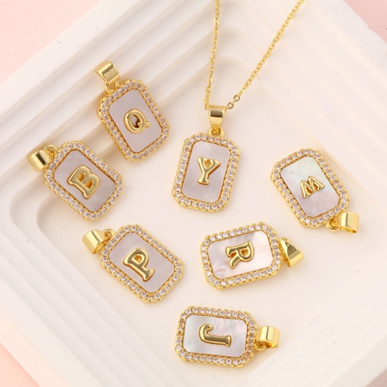 1 個 天然シェル & 真鍮 チャーム ペンダント 18Kゴールドメッキ 白 八辺形 キャピタルレター 文字「 A-Z 」 マイクロパヴェ クリア ジルコン 23mm x 12mm、 の画像