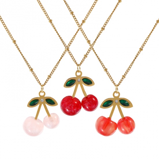 Image de Collier à Breloques Cerise Plaqué Or Véritable 18K en 304 Acier Inoxydable & Résine Pour Femmes, Chaîne Maille Cheval 45cm + 5cm, à Strass Vert 3D, Exquis Sucré & Mignon Cadeau, Revêtement sous Vide PVD Respectueux de l'Environnement, 1 Pièce