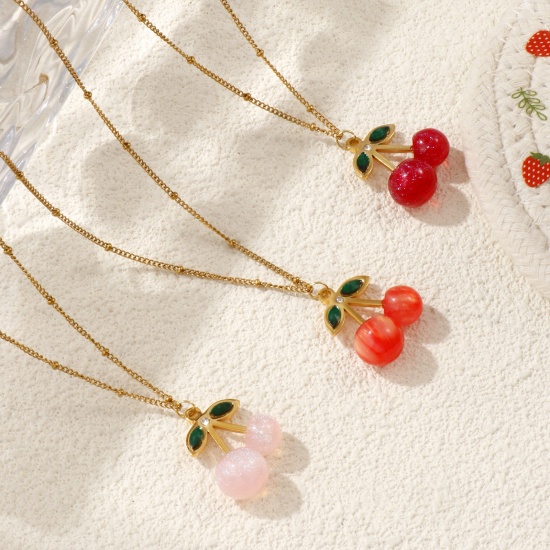 Image de Collier à Breloques Cerise Plaqué Or Véritable 18K en 304 Acier Inoxydable & Résine Pour Femmes, Chaîne Maille Cheval 45cm + 5cm, à Strass Vert 3D, Exquis Sucré & Mignon Cadeau, Revêtement sous Vide PVD Respectueux de l'Environnement, 1 Pièce