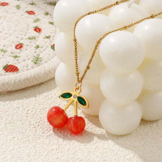 Image de Collier à Breloques Cerise Plaqué Or Véritable 18K en 304 Acier Inoxydable & Résine Pour Femmes, Chaîne Maille Cheval 45cm + 5cm, à Strass Vert 3D, Exquis Sucré & Mignon Cadeau, Revêtement sous Vide PVD Respectueux de l'Environnement, 1 Pièce