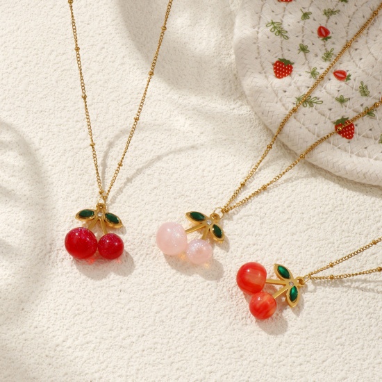 Image de Collier à Breloques Cerise Plaqué Or Véritable 18K en 304 Acier Inoxydable & Résine Pour Femmes, Chaîne Maille Cheval 45cm + 5cm, à Strass Vert 3D, Exquis Sucré & Mignon Cadeau, Revêtement sous Vide PVD Respectueux de l'Environnement, 1 Pièce