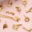 Immagine di 2 Pz Placcatura Sottovuoto PVD Ecologica 304 Acciaio Inossidabile Lettera Maiuscola Ciondoli 18K Vero Oro Placcato Striscia Messaggio " A-Z "