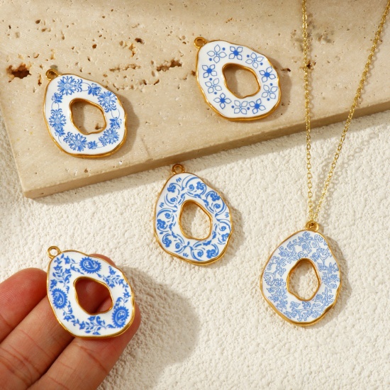 Immagine di 2 Pz Placcatura Sottovuoto PVD Ecologica 304 Acciaio Inossidabile Ciondoli Pendenti 18K Vero Oro Placcato Blu Goccia Fiore Stampato 3.5cm x 2.5cm