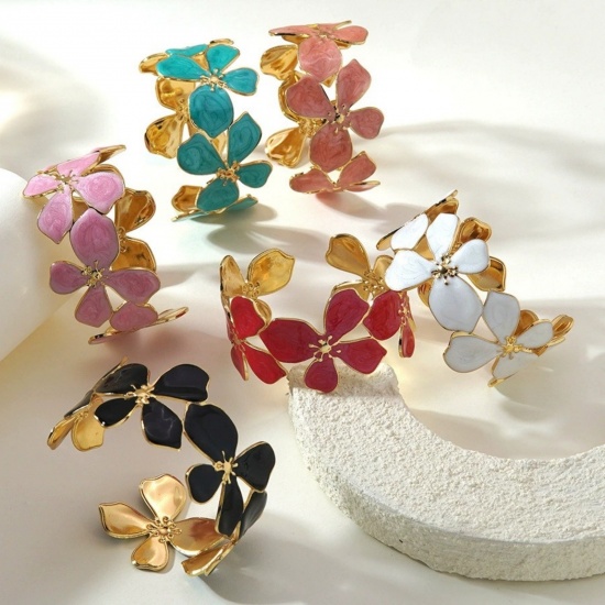 Image de de Gros Bracelet Manchette Jonc Semi-Ouvert Plaqué Or 18K en 304 Acier Inoxydable, Fleur Multicolore Émail aux Femmes Revêtement sous Vide PVD Respectueux de l'Environnement Collection Végétale À la Mode Cadeau Fournitures de Bijoux 5.5cm Dia., 1 Pièce