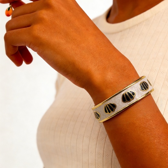 Image de Bracelet Manchette Jonc Semi-Ouvert En Gros Plaqué Or 18K en 304 Acier Inoxydable, Coquilles Émail Revêtement sous Vide PVD Respectueux de l'Environnement, aux Femmes Bijoux d'Océan À la Mode Cadeau Fournitures de Bijoux 5.5cm Dia., 1 Pièce