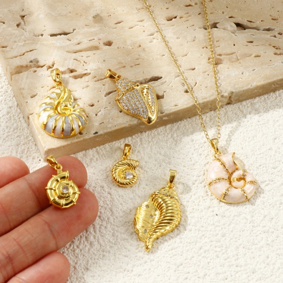 Bild von Messing Ozean Schmuck Charm-Anhänger Großhandel 18K Vergoldet Emaille Strandschnecke Transparent Strassstein
