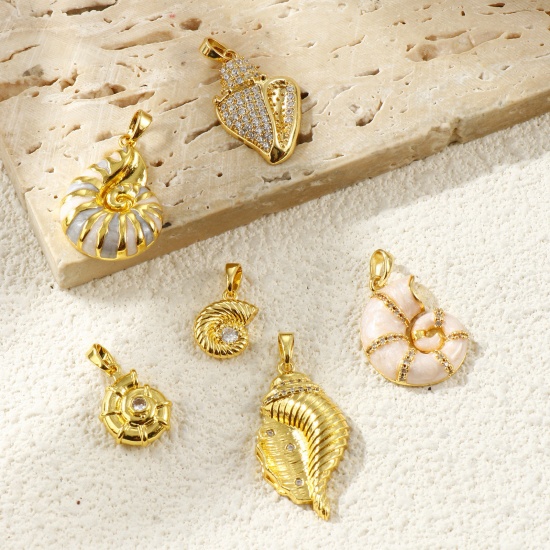 Bild von Messing Ozean Schmuck Charm-Anhänger Großhandel 18K Vergoldet Emaille Strandschnecke Transparent Strassstein