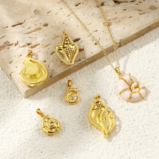 Bild von Messing Ozean Schmuck Charm-Anhänger Großhandel 18K Vergoldet Emaille Strandschnecke Transparent Strassstein