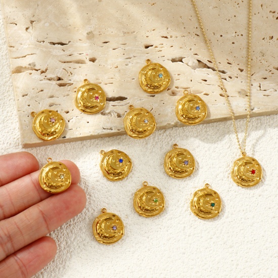 Imagen de 2 Unidades PVD Ecológico Impermeable Antioxidante Hipoalergénico 304 Acero Inoxidable & Circón Artificial Piedra De Nacimiento Colgantes Al Por Mayor 18K Oro Real Chapado Ronda Luna 17mm x 15mm