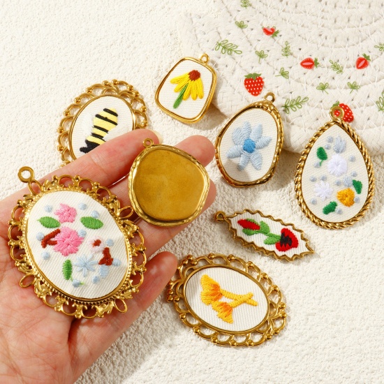 Immagine di 1 Pz PVD Ecologica Anti-Ossidante Ipoallergenico 304 Acciaio Inossidabile Ciondoli Pendenti All'Ingrosso 18K Vero Oro Placcato Multicolore Geometrica Fiore Fatto Ricamato