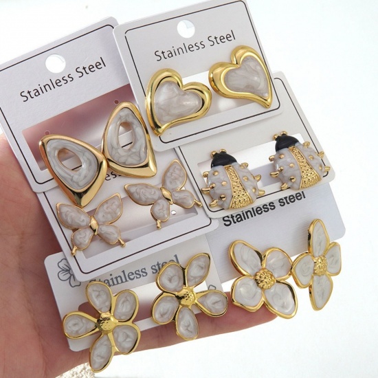 Immagine di Squisito Elegante Orecchini a Perno All'Ingrosso, Fiore Sole Bianco Smalto Placcato Oro 18K 304 Acciaio Inossidabile, Donne Regalo Fornitura di Gioielli, 1 Paio