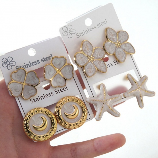 Immagine di Squisito Elegante Orecchini a Perno All'Ingrosso, Fiore Sole Bianco Smalto Placcato Oro 18K 304 Acciaio Inossidabile, Donne Regalo Fornitura di Gioielli, 1 Paio