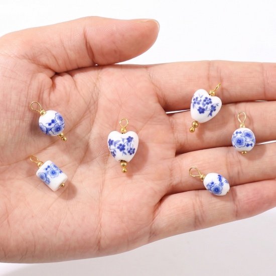 Imagen de 10 Unidades Respetuoso del Medio Ambiente Cerámica & Latón Tabicado Colgantes Al Por Mayor 18K Oro Real Chapado Blanco & Azul Flor