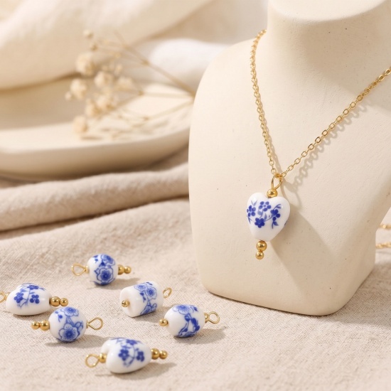 Imagen de 10 Unidades Respetuoso del Medio Ambiente Cerámica & Latón Tabicado Colgantes Al Por Mayor 18K Oro Real Chapado Blanco & Azul Flor