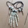 Bild von Halloween Halskette Weiß Hand Skelett 1 Strang