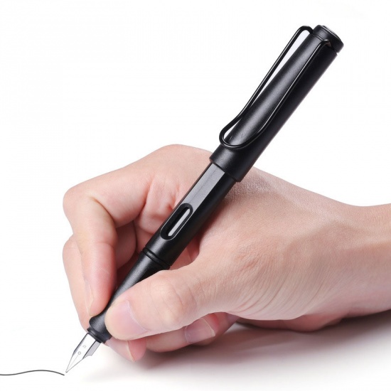 Immagine di Bianco - Gli studenti usano la penna per calligrafia per dipingere
