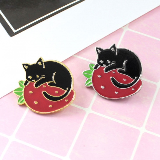 Bild von Brosche Erdbeeren Katze Schwarz & Rot Emaille 3cm x 2.8cm, 1 Stück