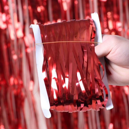 Immagine di PET Tinsel Fringe Tinsel Rosso Nappine 400cm x 100cm , 1 Pacchetto