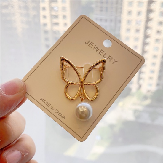 Bild von Brosche Schmetterling Vergoldet Weiß Imitat Perle 40mm x 29mm, 1 Stück