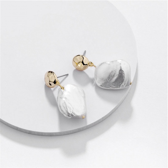 Picture of Shell Earrings Gold Plated White & Gray Irregular 32mm x 11mm, 1 Pair