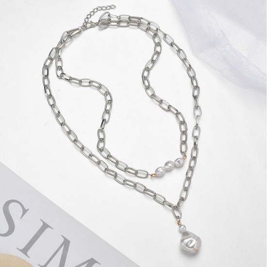 Immagine di Multistrato Collana Tono Argento Bianco Imitata Perla lunghezza: 44cm, 1 Pz