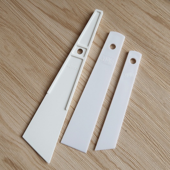 Immagine di White - Sewing Leather craft Tools 20mm 30mm 40mm White Plastic Gumming Board Smear Glue Scraper Handmade Carving Stitching（3Pcs/Set）