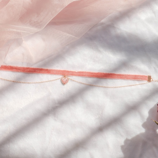 Image de Collier Ras de Cou en Velvet Rose Pêche Cœur 30cm long, 1 Pièce