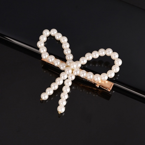 亜鉛合金+アクリル ヘアクリップ ヘアアクセサリー 金メッキ 白 リボン 真珠 パール模造 6cm、 1 個 の画像