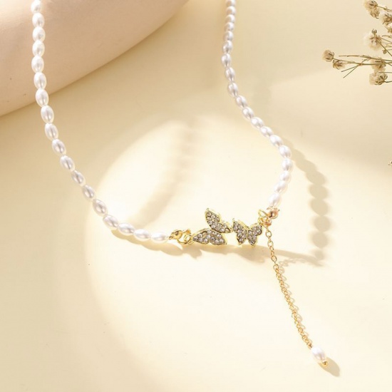 Immagine di Collana con Ciondolo Oro Placcato Nappine Farfalla Imitata Perla 52cm Lunghezza, 1 Pz