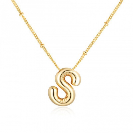 Imagen de Globo Mayúscula Letra Mensaje " S " Collar con Colgante Al Por Mayor, 18K Oro Real Chapado Latón Cadenas de Curb, Mujeres PVD Ecológico Impermeable Antioxidante Hipoalergénico Exquisito Elegante Regalo Joyería Para Minorista, 45cm + 5cm longitud, 1 Unidad