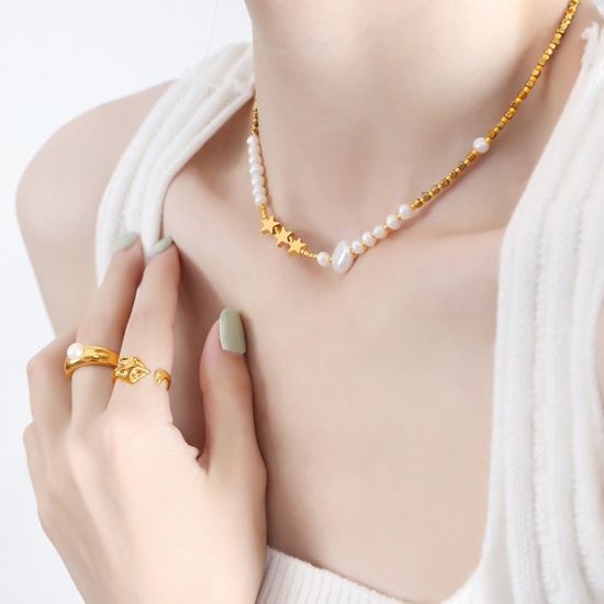 Immagine di Placcatura Sottovuoto Ecologica Elegante Barocco 18K Vero Oro Placcato Acciaio Inossidabile 304 & Perla Naturale Stella a Cinque Punte Strozzatore Collana Per Donne 38cm Lunghezza, 1 Pz