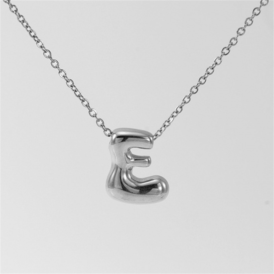 Image de 1 Pièce Collier à Pendentif Chaîne Maille Forçat Mignon en 304 Acier Inoxydable Respectueux de la Nature Hip Hop Argent Mat Alphabet Majuscule Lettre Initiale Mots" E " Creux Unisexe 45cm long